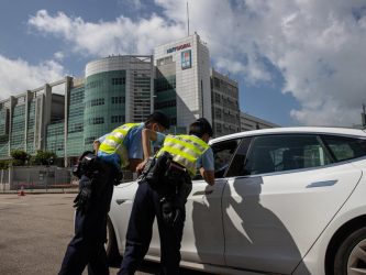 Hong Kong, blitz della polizia nella redazione del giornale pro-democrazia Apple Daily