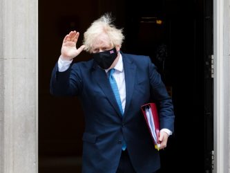 Razzismo, Boris Johnson: «Niente stadio per chi insulta online»