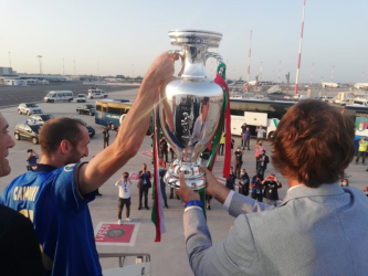 La coppa è a Roma: il ritorno degli Azzurri dopo l’impresa di Wembley