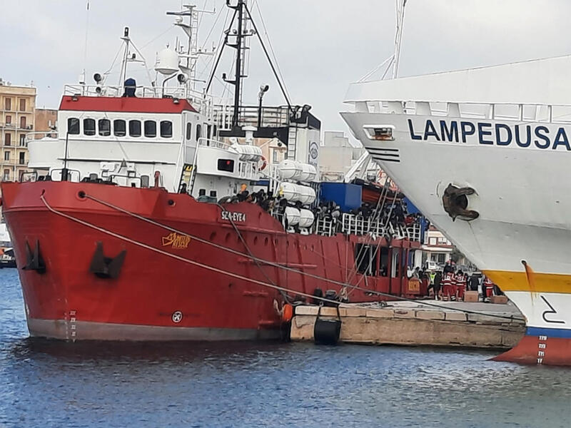 Migranti, sindaci e Ong contro la gestione del governo
