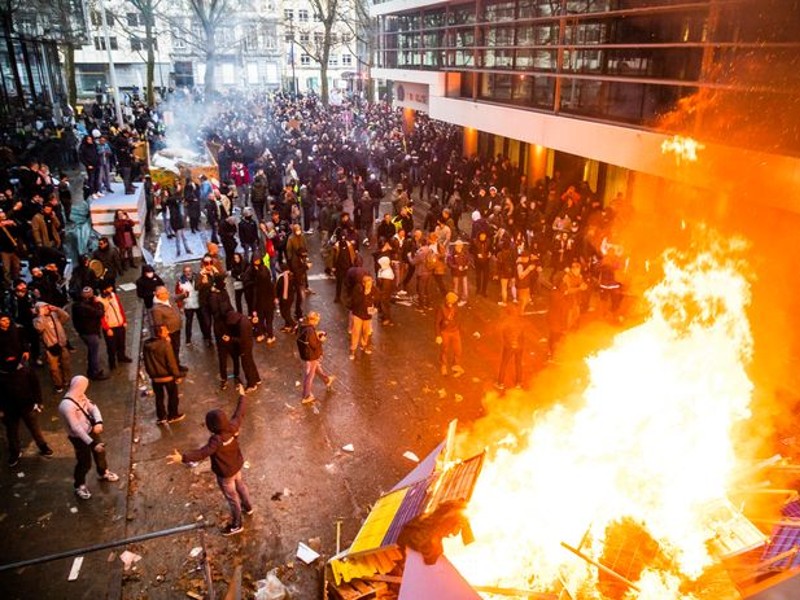 Proteste no vax, scontri a Bruxelles e in Olanda. Rutte: «Violenze di idioti»