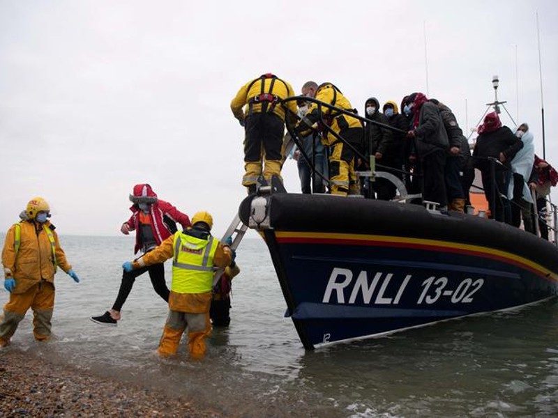 Migranti: 27 morti in un naufragio nella Manica, altri 40 sbarcati a Dover