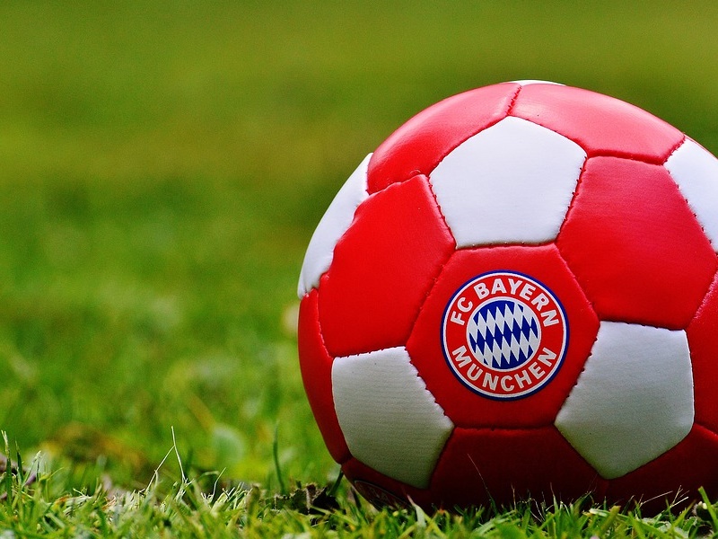 Calcio, il Bayern Monaco taglia lo stipendio dei calciatori no-vax in quarantena