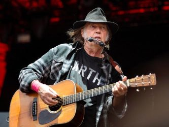 Non solo Eric Clapton e Nicki Minaj: ecco chi sono i Vip no vax