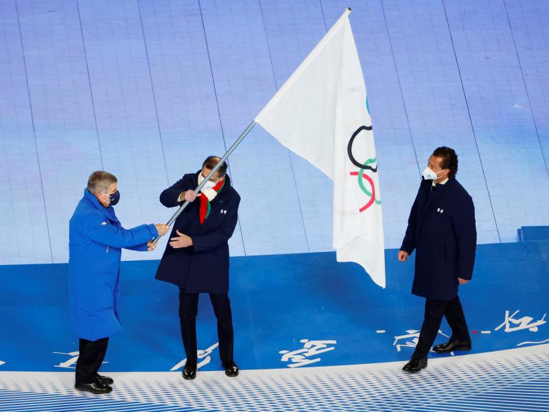 Olimpiadi 2022, l’Italia lascia Pechino con 17 medaglie e la bandiera dai Cinque Cerchi