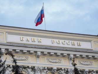 Borse, il lunedì nero del Rublo: -20% sul dollaro. A Milano banche ko, sospesa Unicredit