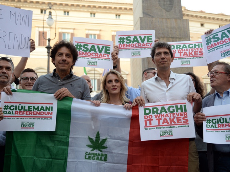 Cannabis legale: bocciato il referendum. Ecco cosa fa il resto del mondo