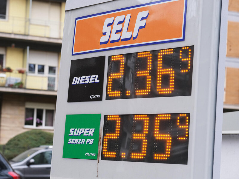 Truffa o tendenza globale? Cosa c’è dietro gli aumenti di benzina e gasolio
