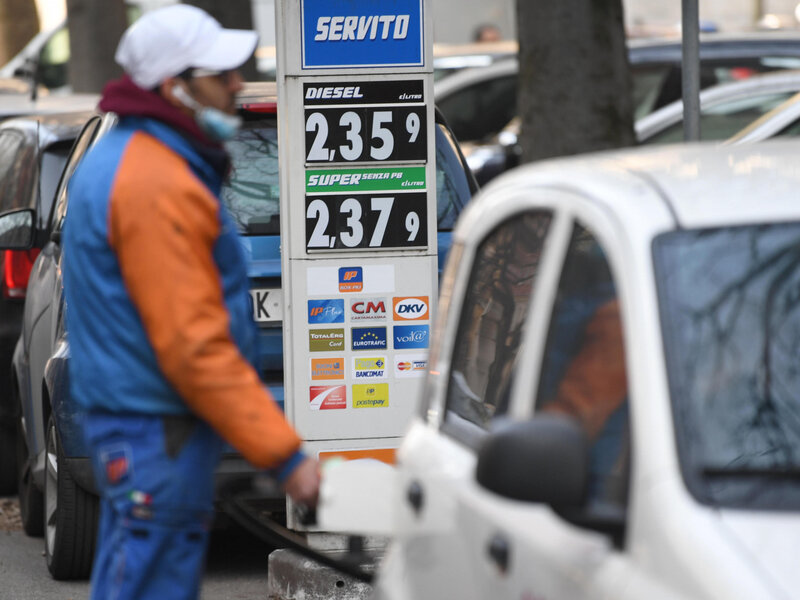 Caro benzina, via libera del governo al taglio delle accise