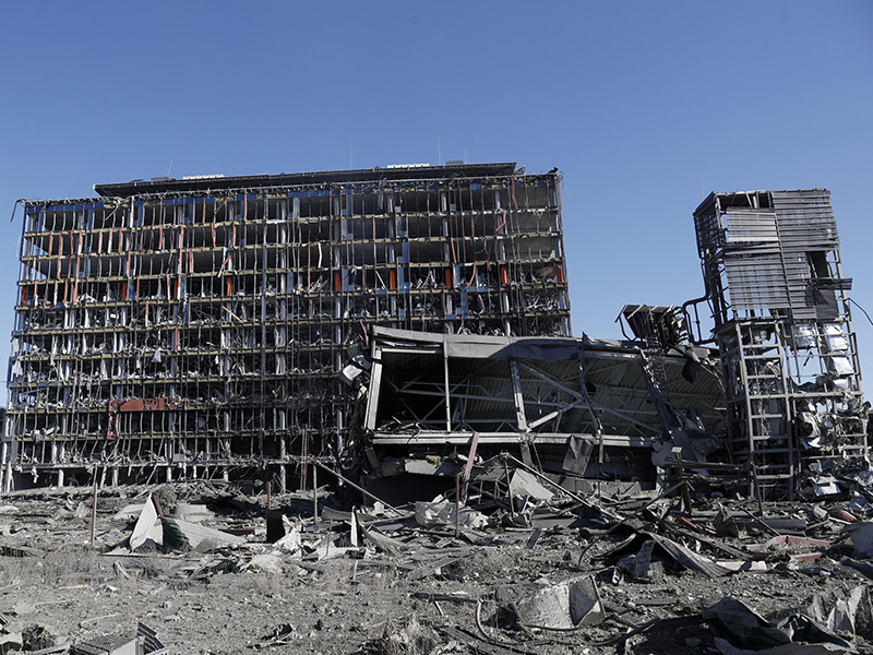 Ucraina, a Mariupol «bombe ogni 10 minuti». Distrutto centro commerciale a Kiev