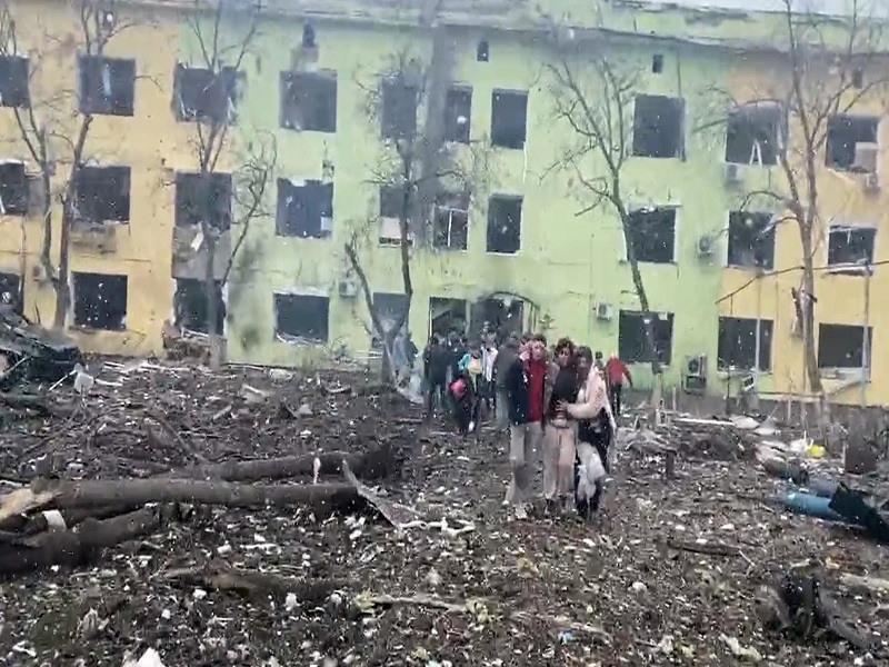 Ucraina: a Mariupol bombe russe sull’ospedale pediatrico, tre vittime