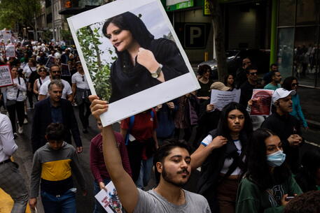 Iran, in migliaia per ricordare Mahsa. La polizia spara