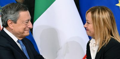 Dalla campanella all’incontro con Macron, il primo giorno di Meloni presidente