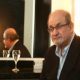 Salman Rushdie, perso l’uso di un occhio e di una mano