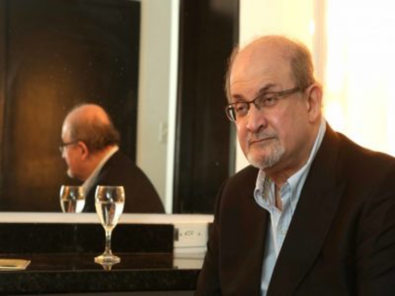Salman Rushdie, perso l’uso di un occhio e di una mano