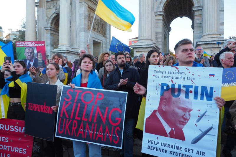 Ucraina, Terzo Polo in piazza per la pace. E sul palco spunta Moratti