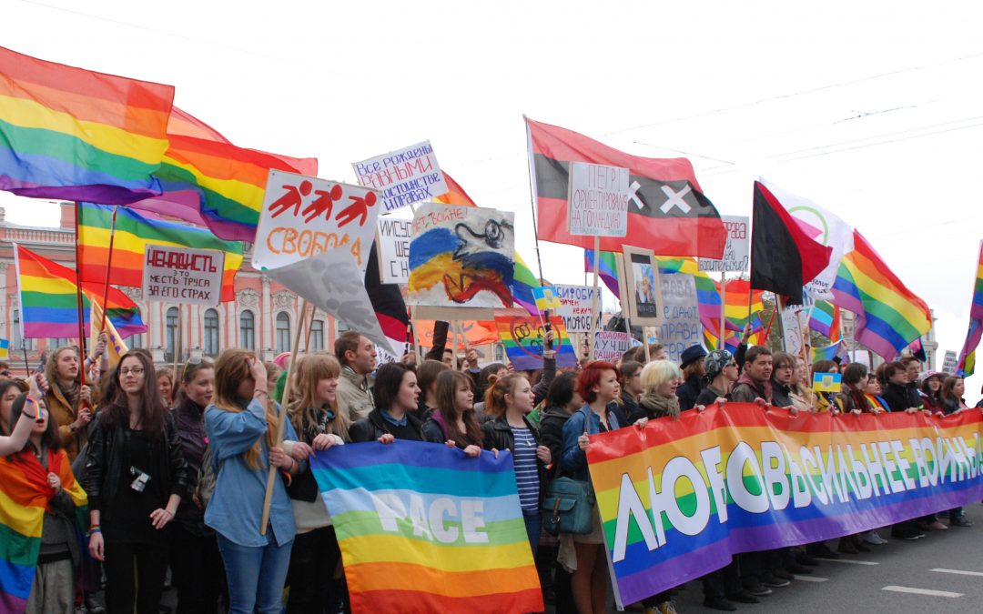 Russia, la Duma contro gay e trans: sono come i pedofili