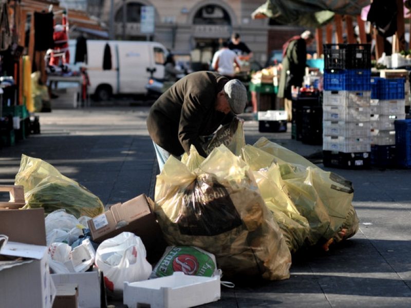Poveri in aumento: in Italia 3 milioni di persone fanno fatica a mangiare