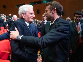 Migranti, telefonata tra Mattarella e Macron: fondamentale collaborare