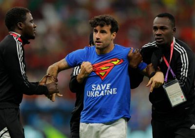 L'italiano Mario Ferri, soprannominato il "Falco", ha invaso il campo durante la partita Portogallo-Uruguay sventolando la bandiera della pace e indossando una maglietta di Superman con le scritte «Save Ukraine» e «Respect for Iranian Woman». Il gesto ha un forte valore simbolico e politico. Ferri ha voluto trasmettere tre messaggi importanti: il sostegno alle donne iraniane, la critica alla Fifa per il divieto delle fasce da capitano con l’arcobaleno e le bandiere per i diritti umani sugli spalti, e il sostegno al popolo ucraino.