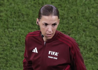 Stéphanie Frappart è la prima arbitra nella storia dei mondiali di calcio maschile. Frappart è scesa in campo per dirigere Costa Rica-Germania. Tra i 36 arbitri scelti dal Comitato arbitri della Fifa, presieduta da Pierluigi Collina, sono presenti altre due donne: la ruandese Salima Mukansanga e la giapponese Yoshimi Yamashita.