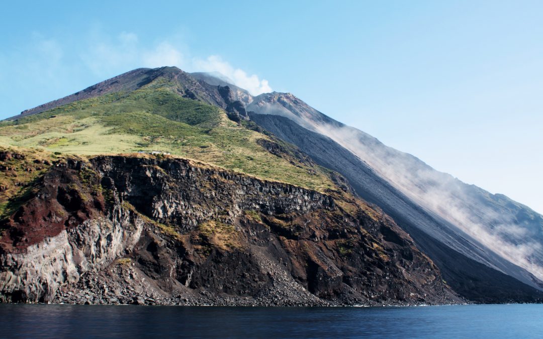 Stromboli: eruzione e maremoto, si alza l’allerta