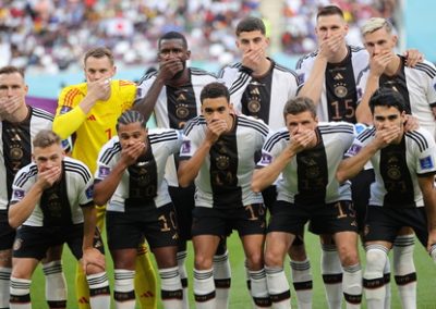La Germania protesta tappandosi la bocca nella foto ufficiale prima della partita contro il Giappone. Il gesto denuncia la ‘censura’ della Fifa, che ha minacciato di ammonire chi trasgredirà il divieto di indossare la fascia arcobaleno in sostegno della comunità Lgbtq+.