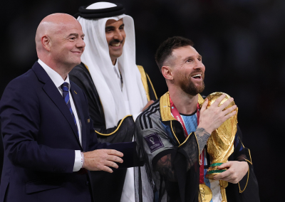 Dopo aver indossato il Bisht, Lionel Messi abbraccia la Coppa del Mondo, consegnatagli dall’emiro del Qatar Al Thani e il presidente della Fifa Gianni Infantino. Il sette volte Pallone d’oro è stato nominato miglior giocatore dei Mondiali di Qatar 2022.