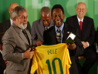Il tumore, poi l’infezione polmonare. Il mondo in ansia per Pelé