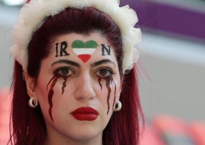 Tra i tanti tifosi, uno dei volti che verrà ricordato è quella della tifosa che ha coraggiosamente protestato per le violenze contro le donne in Iran. La donna si è mostrata con lacrime rosse dipinte sul volto, simbolo del sangue delle vittime del regime, e una maglia dell’Iran con il nome di Mahsa Amini, la giovane uccisa a settembre dalla polizia morale.