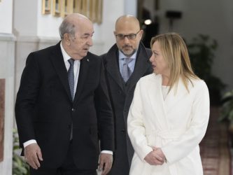 Meloni ad Algeri, Descalzi: «Basta gas russo entro l’inverno 2024»