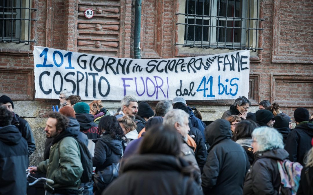 Cospito, cresce la tensione: due molotov contro un commissariato