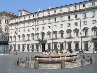 Zangrillo sullo spoils system: «È salutare e auspicabile». E Meloni vuole ampliarlo