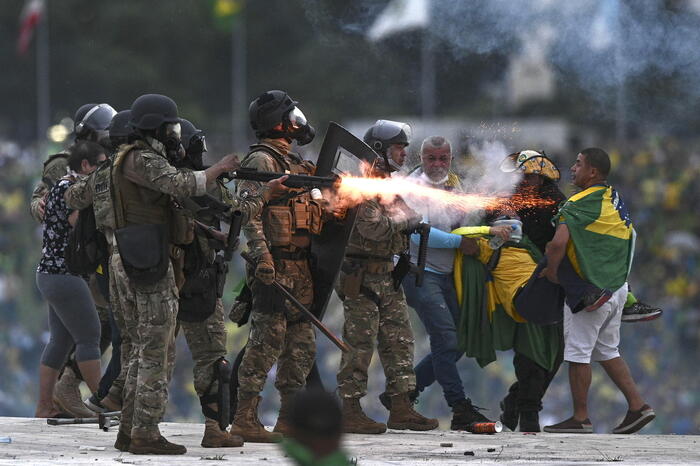 Brasile, assalto al Parlamento: 46 feriti, centinaia di arresti. Lula, “Attacco fascista”