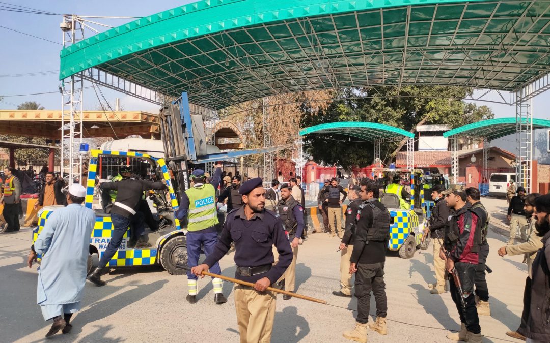 Attacco a una moschea in Pakistan, almeno 28 morti e centinaia di feriti