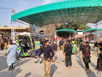 Attacco a una moschea in Pakistan, almeno 28 morti e centinaia di feriti