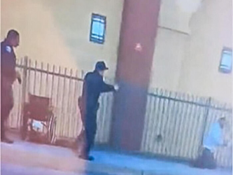 Usa, polizia uccide a colpi di pistola un uomo in sedia a rotelle