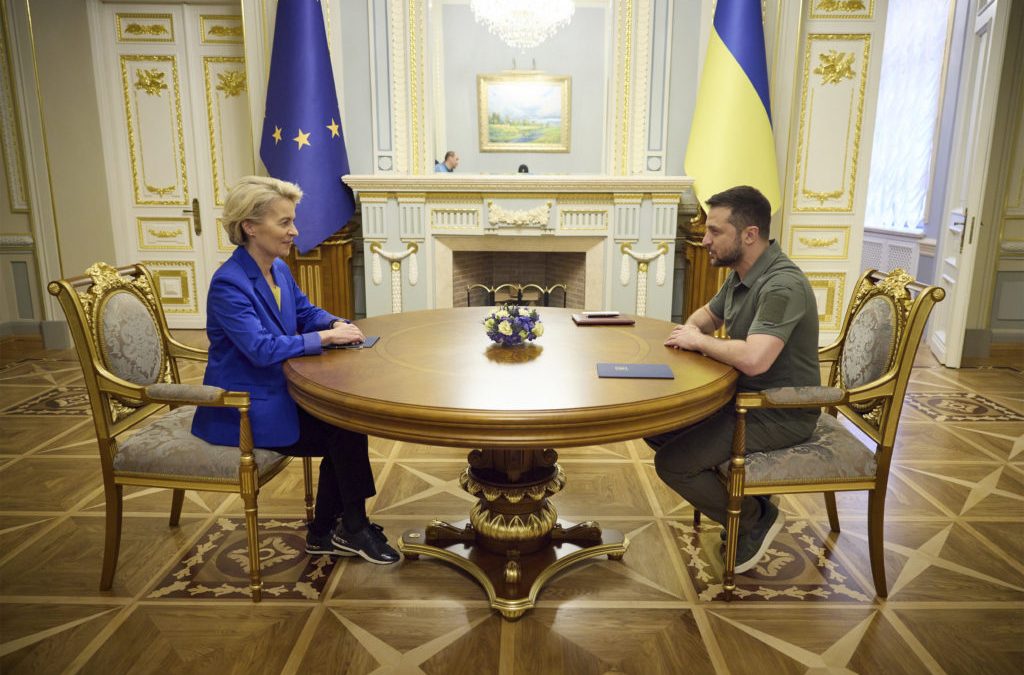Von der Leyen a Kiev: «Il nostro sostegno è più forte che mai». E il primo anniversario della guerra si avvicina