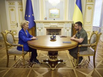 Von der Leyen a Kiev: «Il nostro sostegno è più forte che mai». E il primo anniversario della guerra si avvicina
