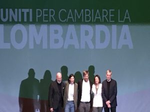 (Da sinistra) Stefano Bonaccini, Elly Schlein, Pierfrancesco Majorino, Paola De Micheli e Gianni Cuperlo sul palco del Teatro del Buratto di Milano (foto di Sara Bichicchi)