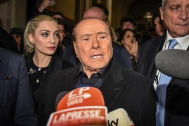 Berlusconi attacca ancora Zelensky. Imbarazzo nel governo