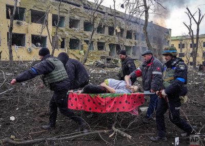 Una donna incinta portata fuori dall'ospedale bombardato di Mariupol (AP photo/Evgeniy Maloletka)https://www.flickr.com/photos/13476480@N07/52121919602