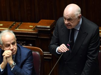 Bufera in Parlamento, opposizioni chiedono dimissioni di Delmastro