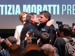 Matteo Renzi e Carlo Calenda sul palco del teatro Parenti