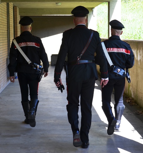 Tragedia nel Livornese, spara alla moglie e poi si uccide