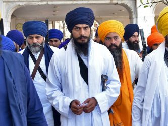 Amritpal Singh Sandhu, l’uomo più ricercato d’India: chi è il leader dei sikh