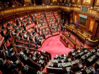 Il dl Sicurezza è legge, ecco cosa cambia. Rissa sfiorata al Senato