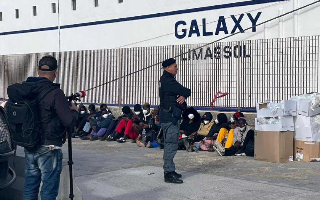 Migranti: Lampedusa al collasso, al via i primi trasferimenti