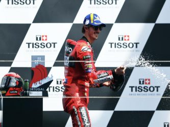 Ducati show, Bagnaia trionfa a Portimao. Marquez, penalità dopo l’incidente