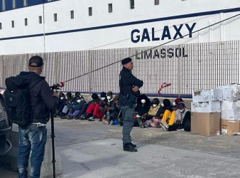 Migranti: Lampedusa al collasso, al via i primi trasferimenti